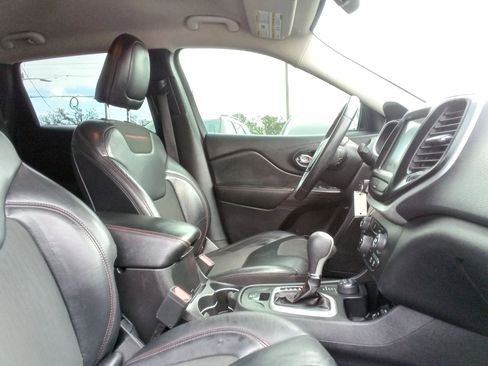 Used 2017 Jeep Cherokee Trailhawk image 19