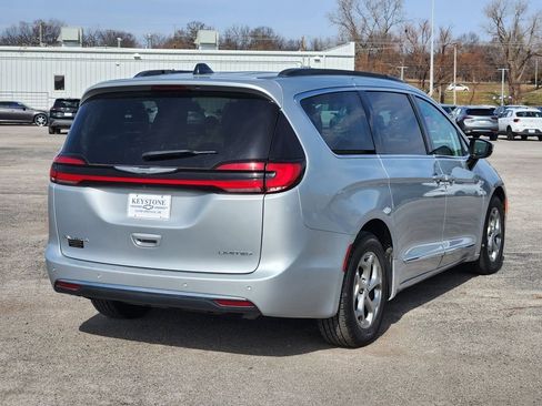 Used 2023 Chrysler Pacifica Limited FWD image 5