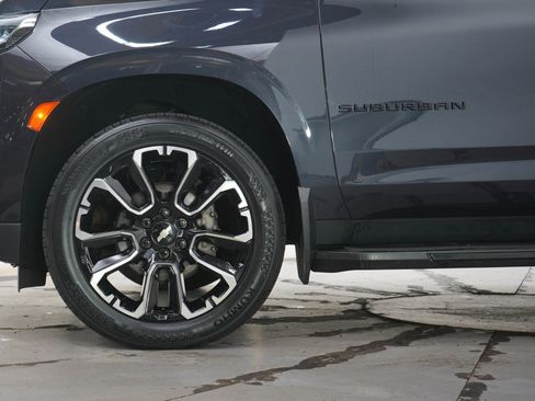 Used 2022 Chevrolet Suburban RST w/ Luxury Package AWD/4WD image 27
