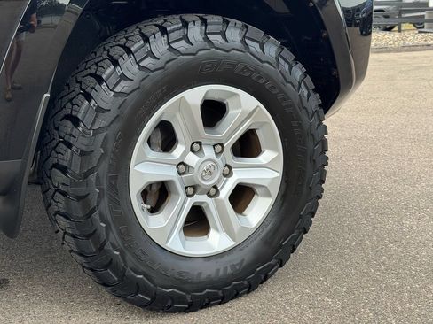 Used 2019 Toyota 4Runner SR5 AWD/4WD image 10