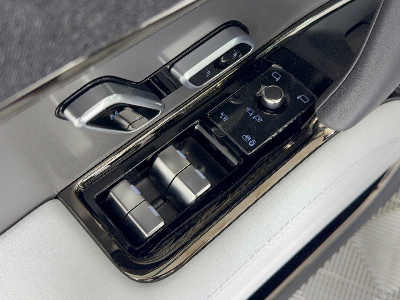 New 2027 Land Rover Range Rover Sport SE AWD/4WD image 15