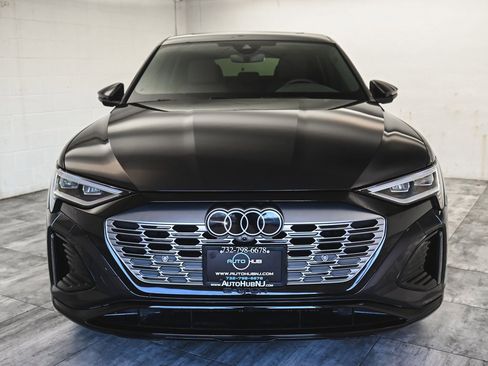 Used 2024 Audi Q8 e-tron Premium Plus w/ Premium Plus Package image 2