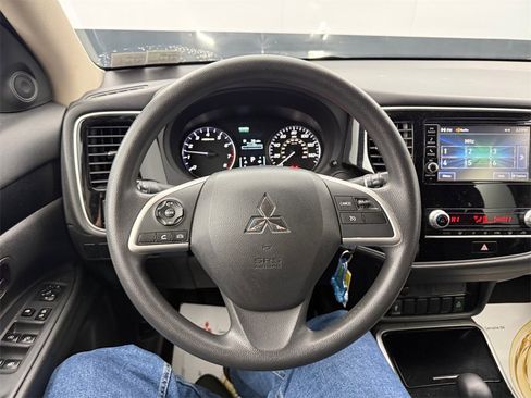 Used 2020 Mitsubishi Outlander ES image 15