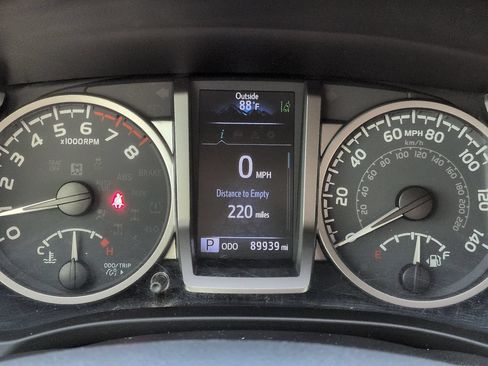 Used 2020 Toyota Tacoma SR5 RWD image 27