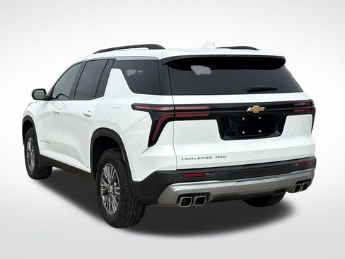 Used 2025 Chevrolet Traverse LT image 4
