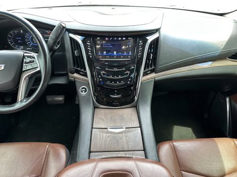 Used 2018 Cadillac Escalade Luxury AWD/4WD image 16