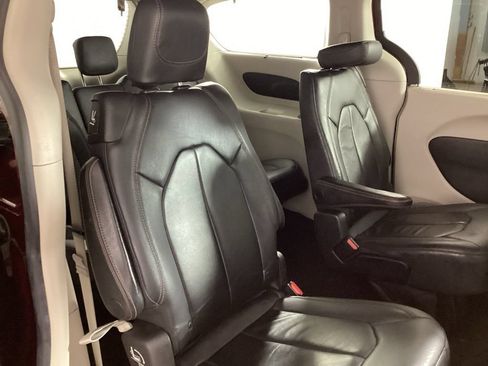 Used 2017 Chrysler Pacifica Touring-L FWD image 25