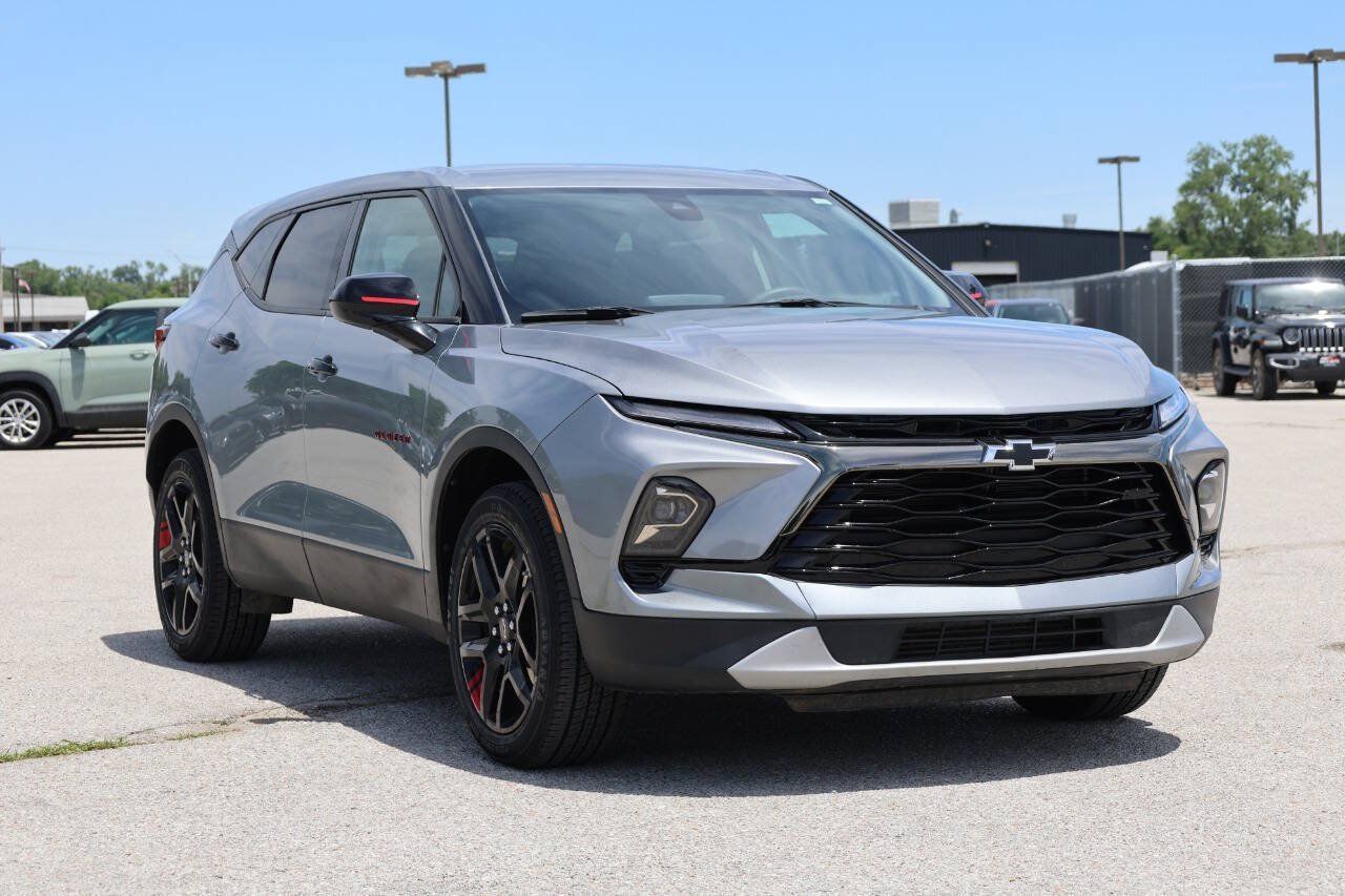 Used 2025 Chevrolet Blazer LT w/ Redline Edition AWD/4WD image 4
