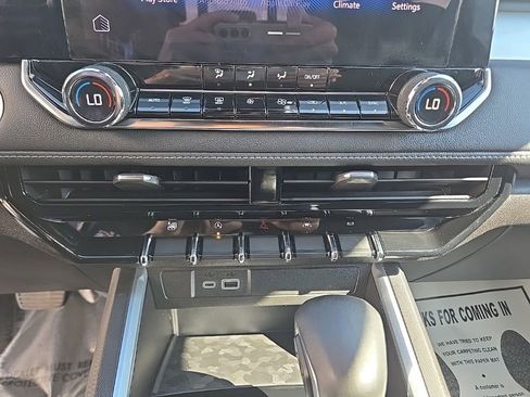 Used 2023 Chevrolet Colorado LT w/ LT Convenience Package AWD/4WD image 31