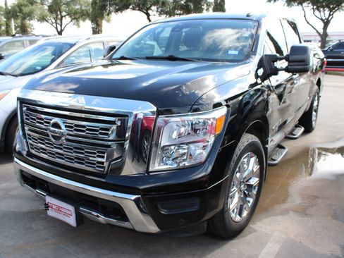 Used 2021 Nissan Titan SV w/ SV Convenience Package RWD image 3