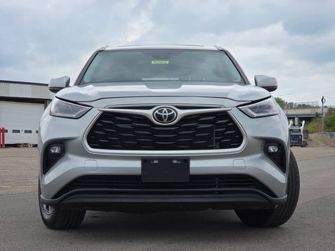 Used 2022 Toyota Highlander XLE AWD/4WD image 3