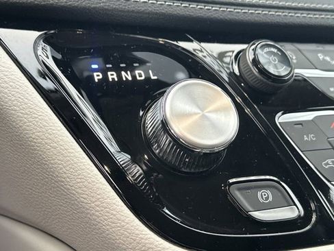 Certified 2024 Chrysler Pacifica Limited image 37