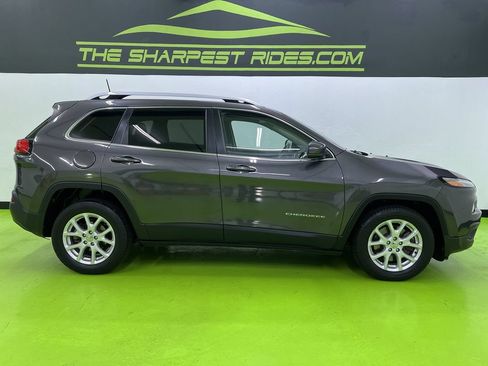 Used 2018 Jeep Cherokee Latitude Plus w/ Cold Weather Group FWD image 11