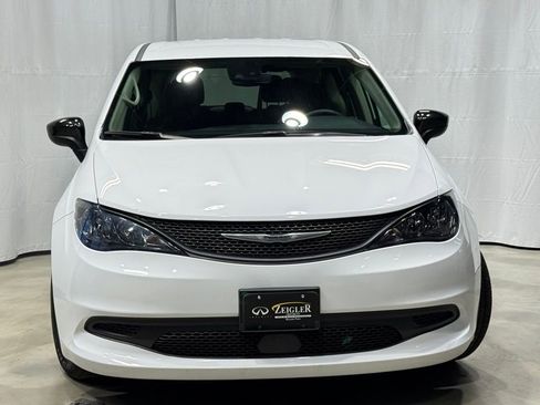 Used 2024 Chrysler Voyager LX image 3