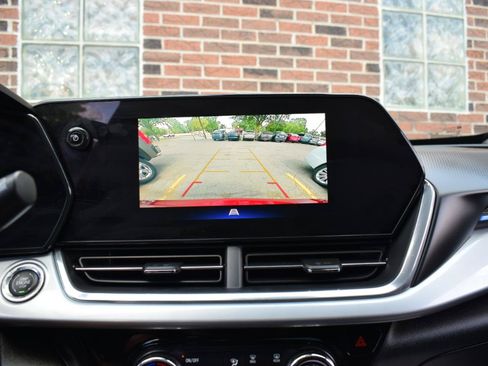 Used 2024 Chevrolet Trax LT w/ Sunroof Package FWD image 21