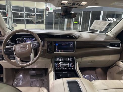 Used 2021 GMC Yukon XL Denali w/ Denali Premium Package image 18