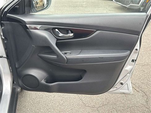 Used 2018 Nissan Rogue SL w/ Premium Package image 8