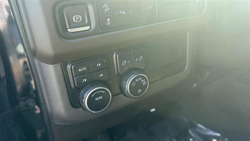 Used 2021 Chevrolet Suburban 4WD Z71 w/ Rear Media and Nav Package image 32