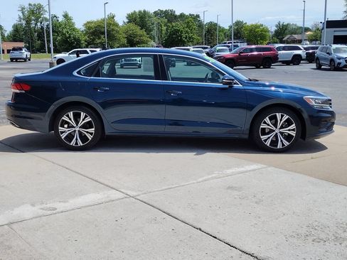 Used 2021 Volkswagen Passat 2.0T SE FWD image 4