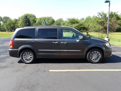Used 2016 Chrysler Town & Country Touring-L w/ Driver Convenience Group FWD image 2