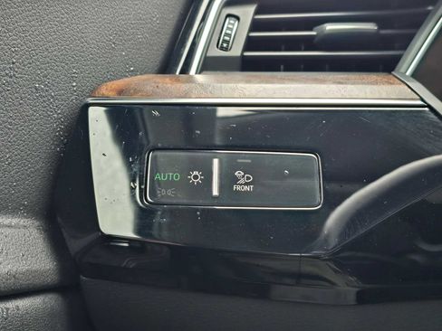 Used 2019 Audi e-tron Premium Plus image 31