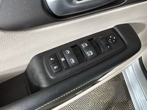 Used 2024 Chrysler Pacifica Touring-L FWD image 10