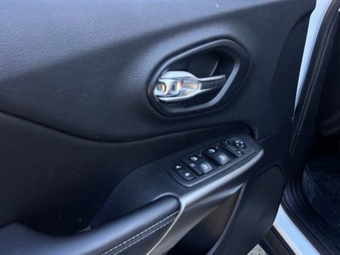 Used 2019 Jeep Cherokee Latitude w/ Popular Appearance Group image 11