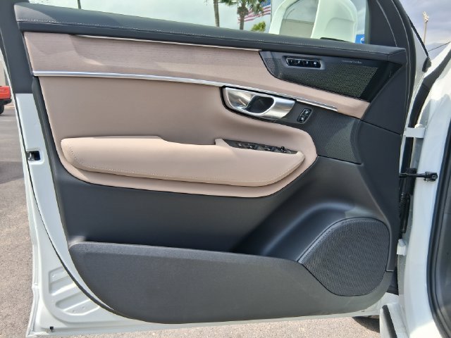 New 2026 Volvo XC90 T8 Plus w/ Protection Package Premier AWD/4WD image 14