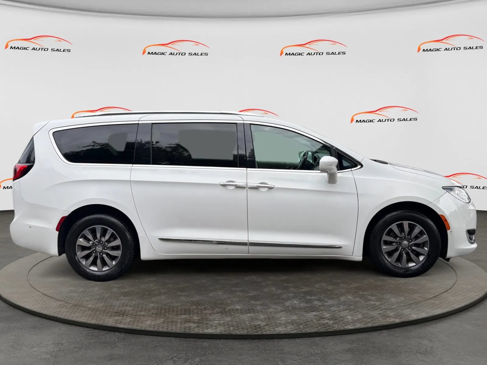 Used 2019 Chrysler Pacifica Touring-L Plus w/ Advanced Safetytec Group FWD image 6