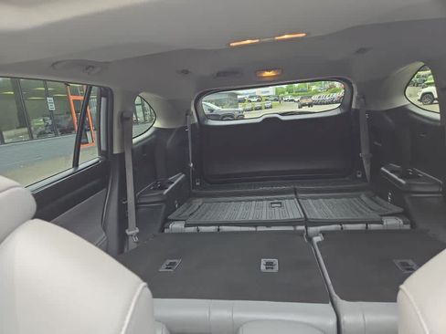 Used 2022 Toyota Highlander XLE AWD/4WD image 34