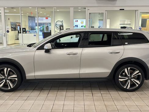 Used 2025 Volvo V60 B5 Cross Country Plus image 8