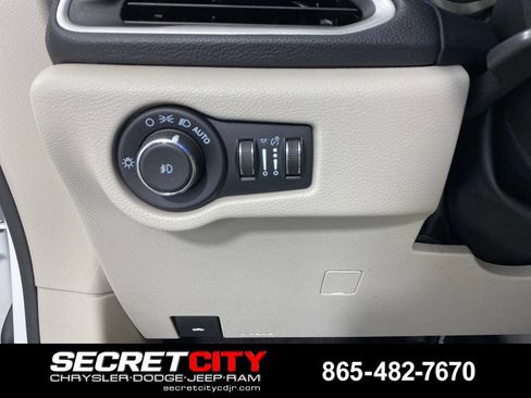 Used 2021 Chrysler Pacifica Touring-L FWD image 13