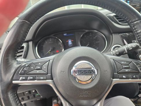 Used 2018 Nissan Rogue SV w/ Premium Package image 5