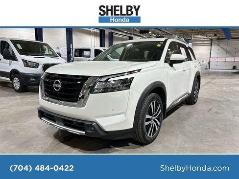 Used 2024 Nissan Pathfinder Platinum image 1
