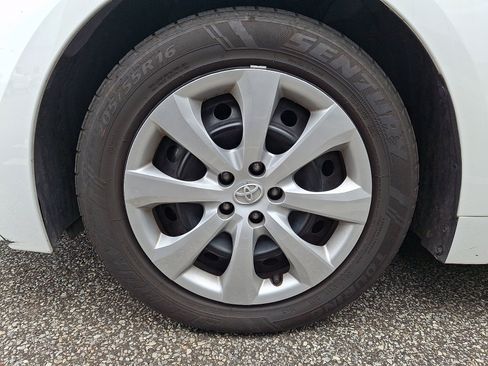Used 2025 Toyota Corolla LE FWD image 4