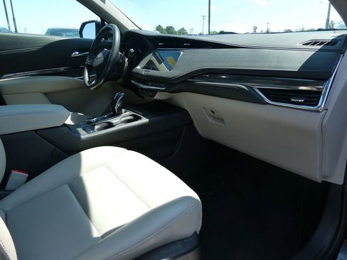 Certified 2019 Cadillac XT4 Luxury w/ Cold Weather Package FWD image 15