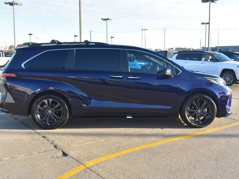 Used 2023 Toyota Sienna XSE image 4