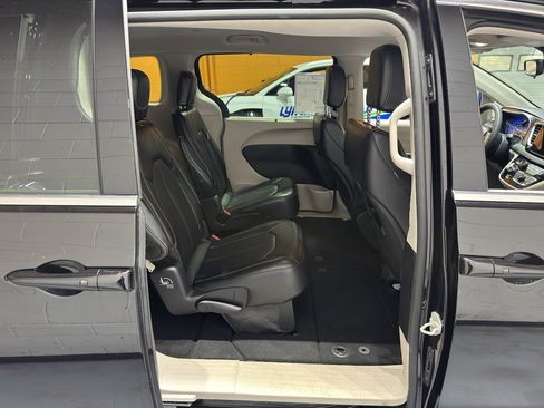 Used 2024 Chrysler Pacifica Touring-L image 21