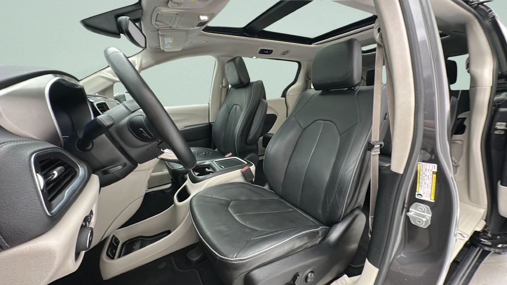 Used 2018 Chrysler Pacifica Limited w/ Tire & Wheel Group FWD image 13