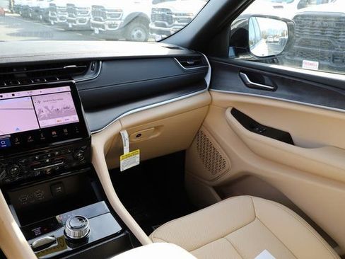 New 2025 Jeep Grand Cherokee Limited w/ Luxury Tech Group II image 25