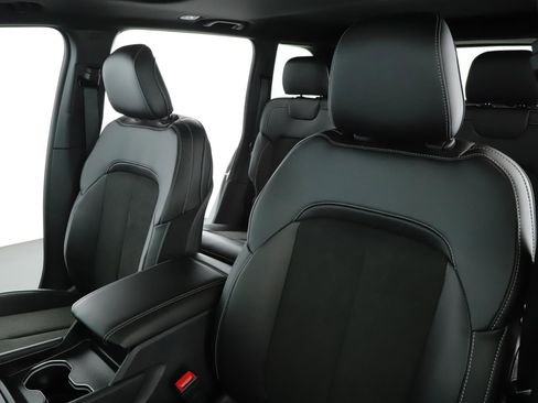 New 2025 Jeep Grand Cherokee Altitude image 4