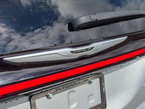 Used 2024 Chrysler Pacifica Touring-L FWD image 9