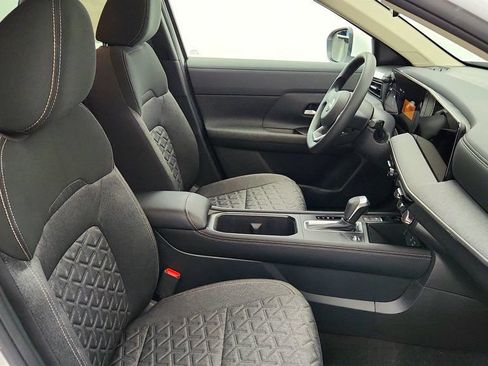Used 2025 Nissan Kicks SV AWD/4WD image 23