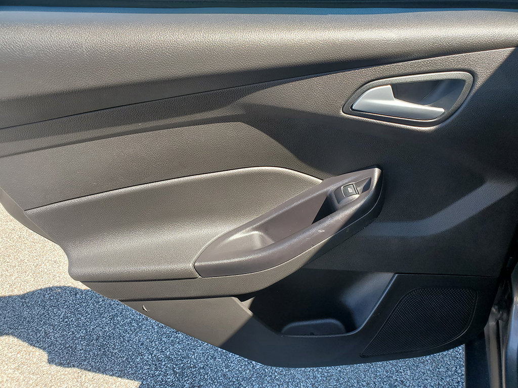 Used 2015 Ford Focus SE w/ SE Cold Weather Package FWD image 13