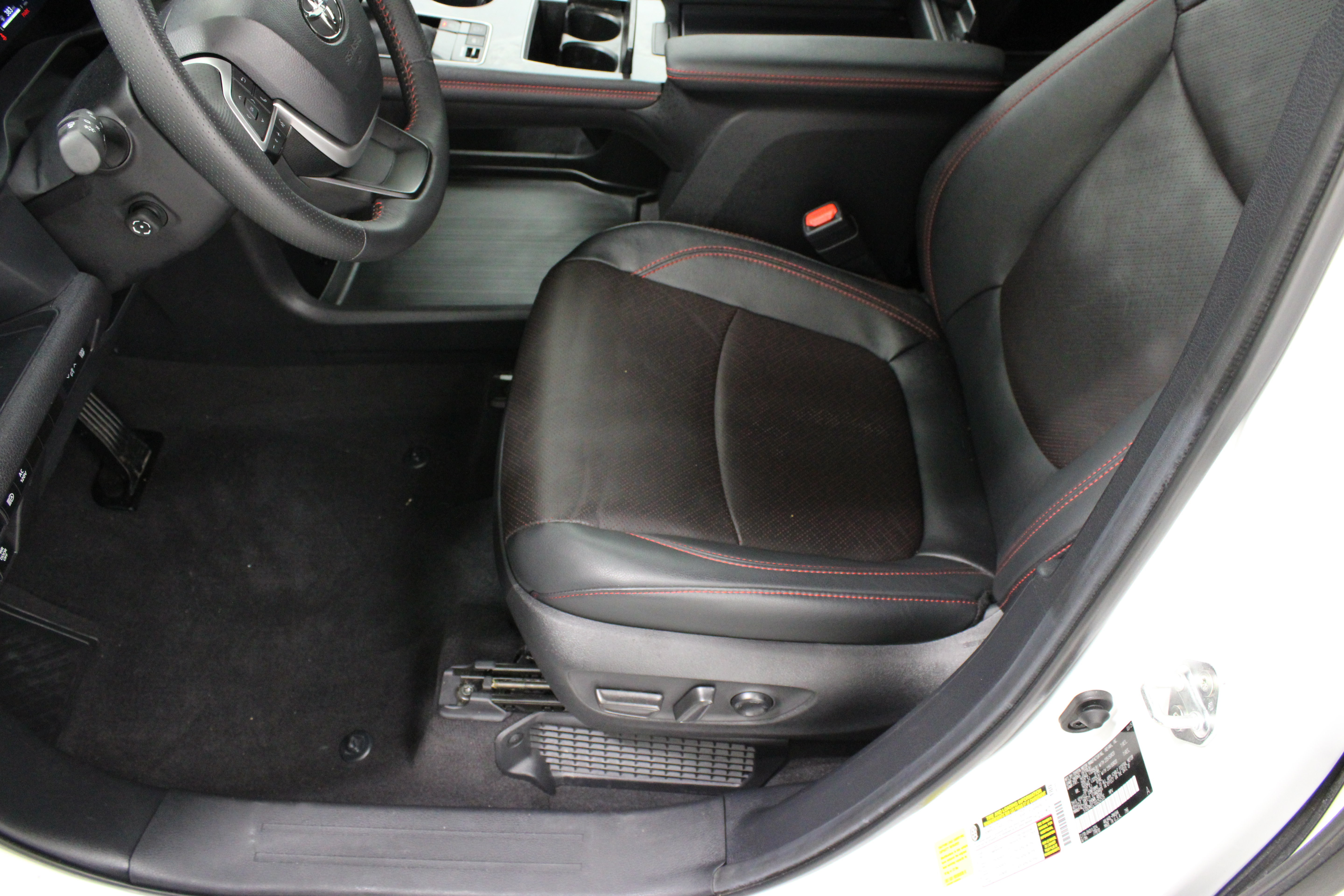 Used 2025 Toyota Sienna XSE w/ XSE Premium Package FWD image 15