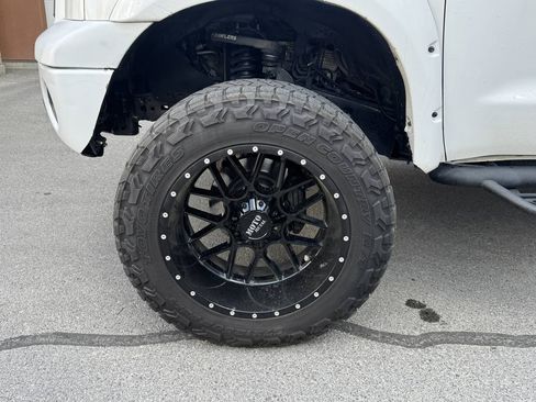 Used 2010 Toyota Tundra 4x4 CrewMax image 12