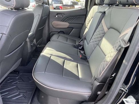 Used 2025 GMC Canyon Denali image 9