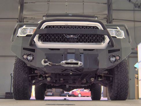 Used 2018 Toyota Tacoma TRD Off-Road AWD/4WD image 8