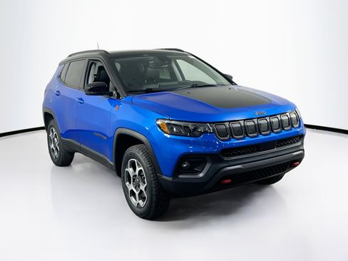 Used 2022 Jeep Compass Trailhawk w/ Sun and Sound Group AWD/4WD image 3