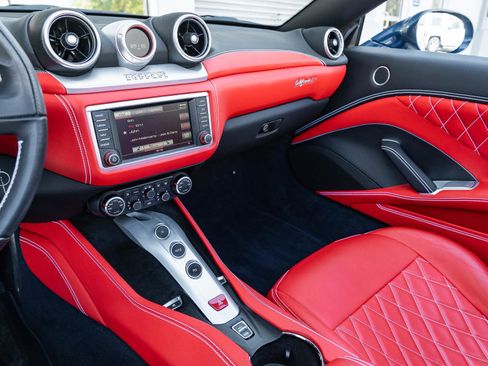 Used 2016 Ferrari California T image 8